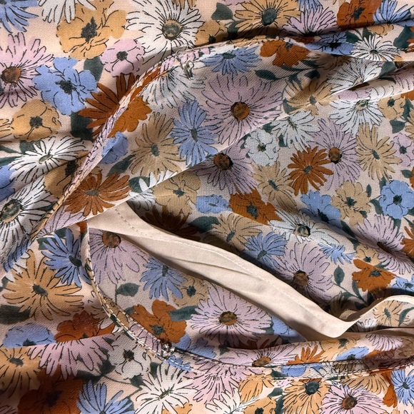 Astr The Label Size medium ruffled cream flower print mini dress. - Picture 11 of 11